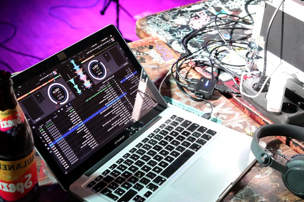 Founders of xifuhyi in their VR studio